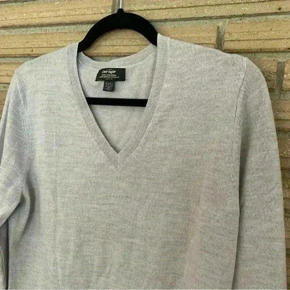 Lord & Taylor Wool V-Neck Gray Sweater Size Petite Large - Picture 3 of 5